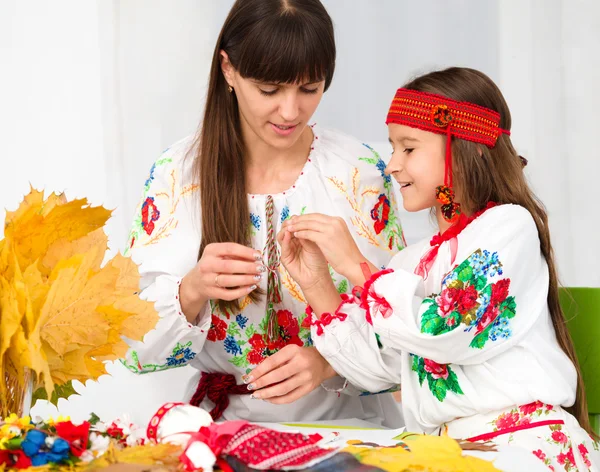 Mor och barn i ukrainska nationella duk — Stockfoto