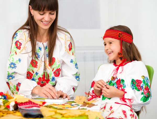 Ibu dan anak dalam pakaian nasional Ukraina — Stok Foto