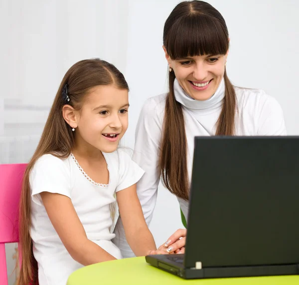 Ona bir anne kızı ile laptop — Stok fotoğraf