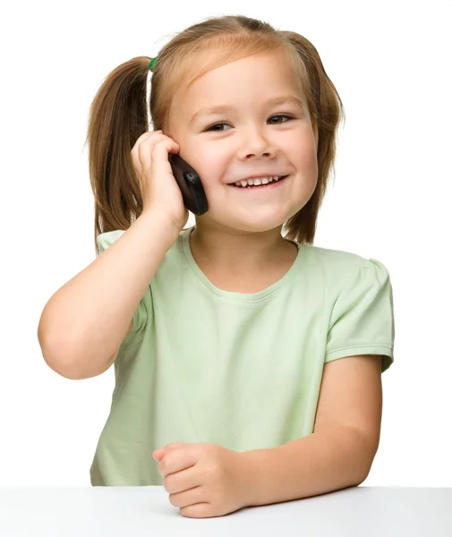 Roztomilá holčička mluví na mobilu — Stock fotografie