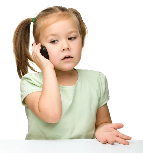 Linda niña está hablando en un teléfono celular — Foto de Stock