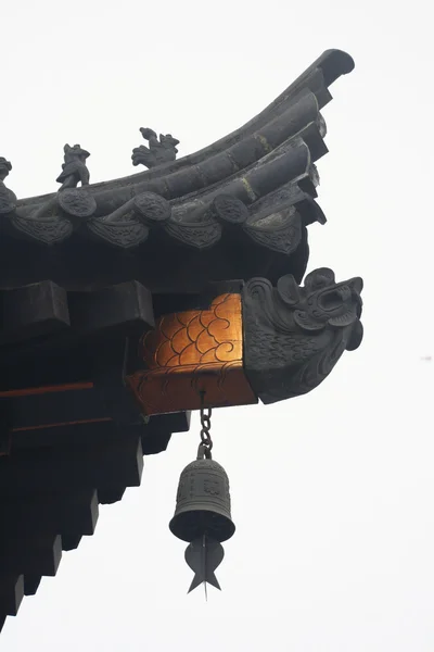 Πνεύματα στέγη σε μια στέγη κοντά στην παγόδα της άγριας χήνας, Ξιάν, Κίνα — Φωτογραφία Αρχείου