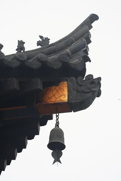 在屋顶上的屋顶精神附近的大雁塔，西安，中国 图库图片