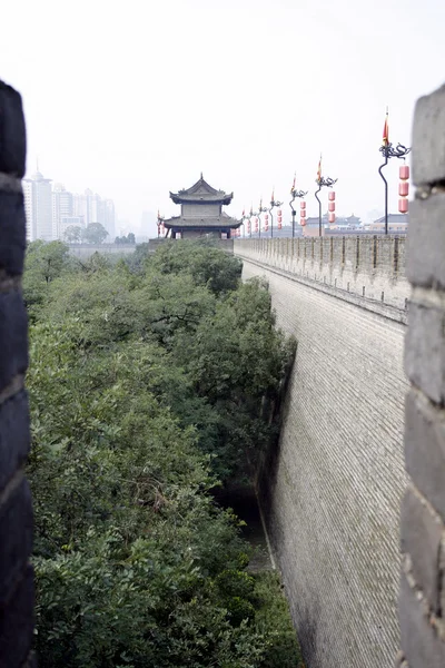 Centro de Xian, Vista por dos pináculos en un edificio —  Fotos de Stock