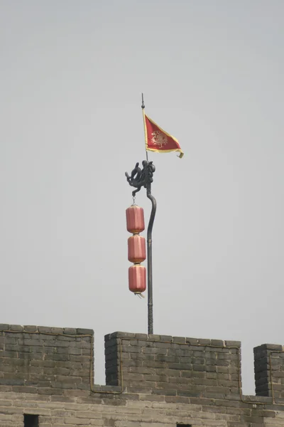 Centro da cidade de Xian, com vista para as muralhas da cidade Lanternas e bandeira — Fotografia de Stock
