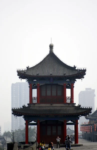 Центр города Сиань, от здания до городской стены — стоковое фото