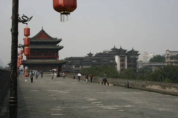 Centro de Xian, Lanternas no edifício do portão sul — Fotografia de Stock