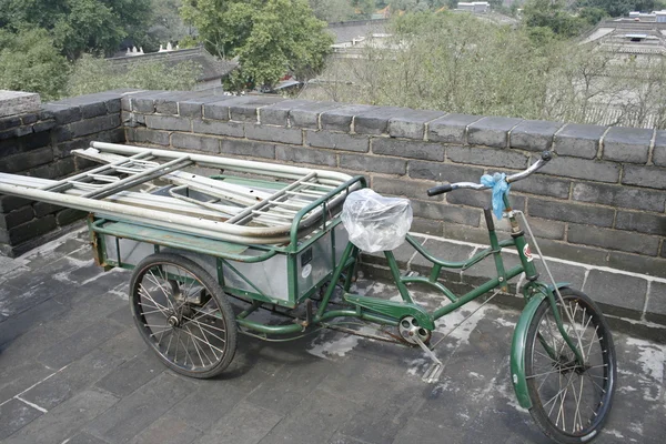 Downtown of Xian, Rickshaws on the city wall — Stock Photo, Image