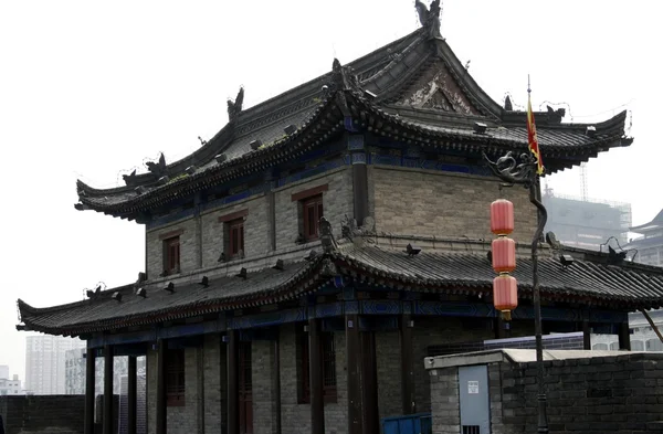 Центр города Сиань, от здания до городской стены — стоковое фото