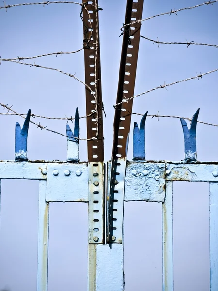 Puerta de pantalla azul alambre de púas — Foto de Stock