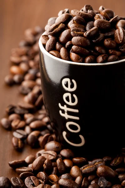 Кофейные зерна и кружка кофе — стоковое фото