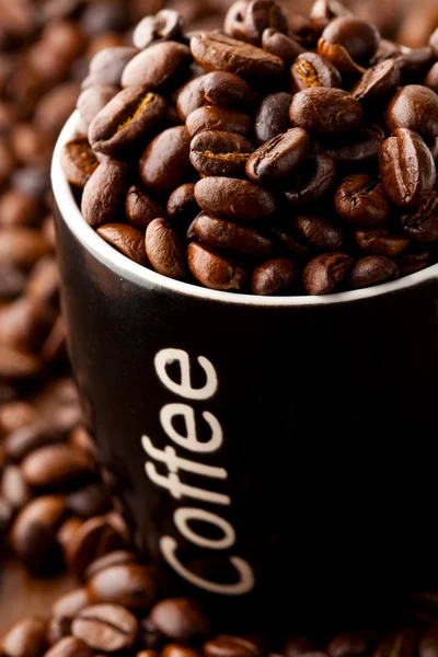 Kávová zrna a hrnek na kávu — Stock fotografie