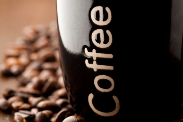 Kahve çekirdekleri ve kahve kupa — Stok fotoğraf