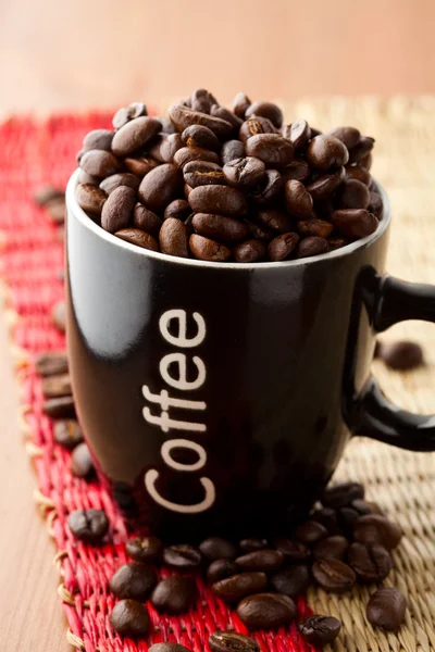 Tazza di caffè con chicchi di caffè — Foto Stock