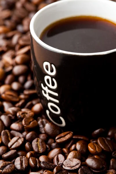 Caneca de café com grãos de café — Fotografia de Stock