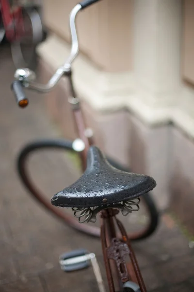 Велосипед в дождливый день — стоковое фото