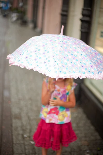 Niña con paraguas —  Fotos de Stock