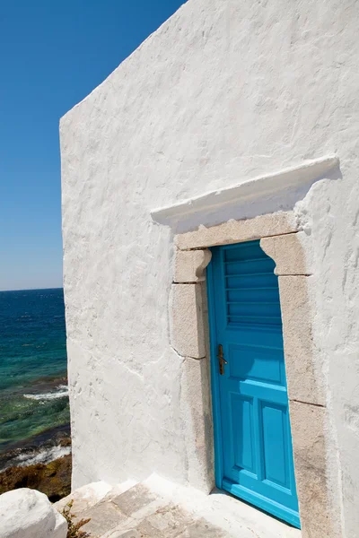 Blauwe deur in mykonos, Griekenland — Stockfoto