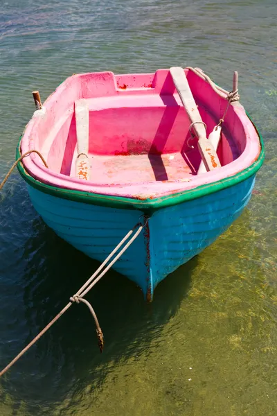 Βάρκα με κουπιά στη Μύκονο, Ελλάδα — Φωτογραφία Αρχείου