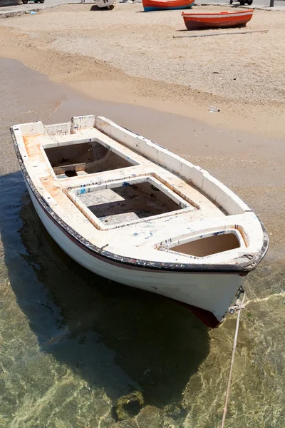 Белая лодка в Миконосе, Греция — стоковое фото