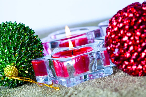 Bugigangas e velas de Natal — Fotografia de Stock