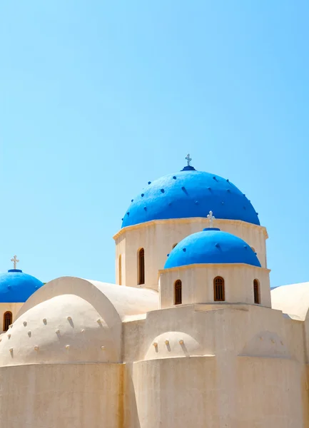 Kerk koepels in perissa, santorini, Griekenland — Stockfoto