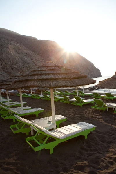 Sunbeds in Perissa, Santorini, Greece — Stock Photo, Image