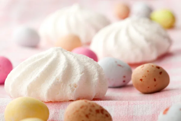 Bonbons de Pâques et meringue — Photo