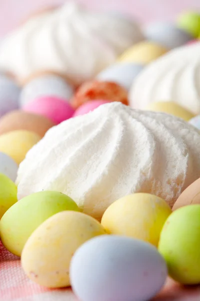Bonbons de Pâques et meringue — Photo