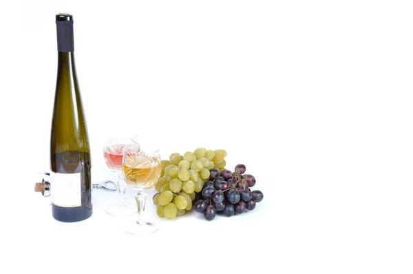 Бутылка вина с аперитивом, бокалы вина и винограда изолированы в белом — стоковое фото