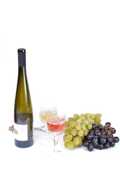 Pullo aperitiivista viiniä, lasit viiniä ja rypäleitä eristetty valkoinen — kuvapankkivalokuva
