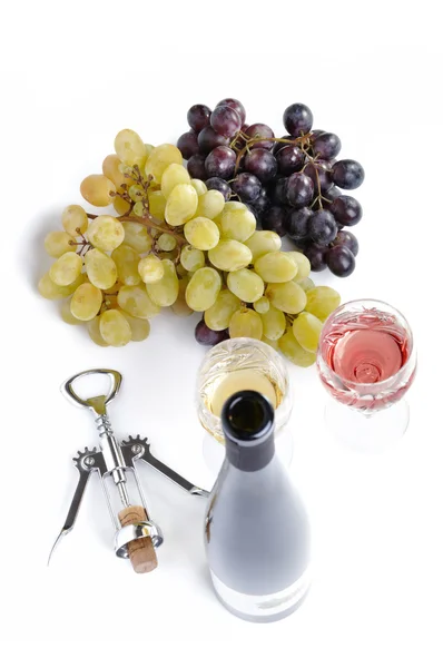 Üveg bort, aperitive, pohár bor és a szőlő, elszigetelt, fehér — Stock Fotó