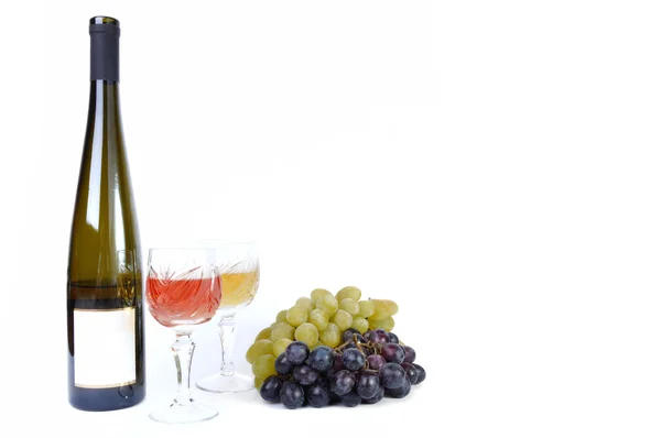 Butelka wina do kieliszków wina i winogron na białym tle w kolorze białym — Zdjęcie stockowe