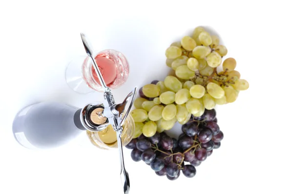 Garrafa de vinho com aperitivo, copos de vinho e uvas isoladas em branco — Fotografia de Stock