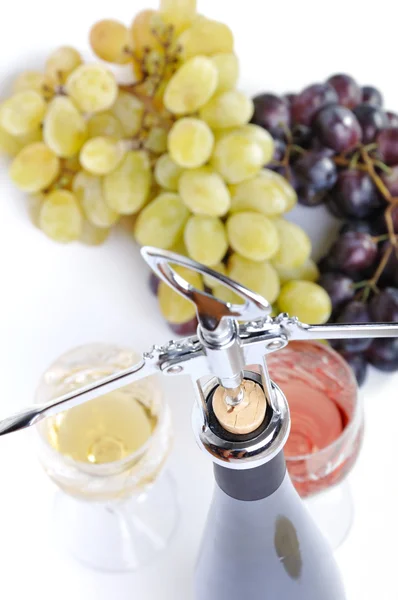 Fles wijn met aperitief, glazen wijn en druiven geïsoleerd in wit — Stockfoto