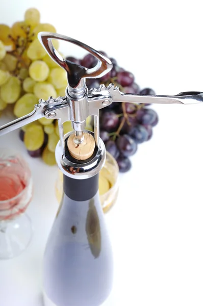 Üveg bort, aperitive, pohár bor és a szőlő, elszigetelt, fehér — Stock Fotó