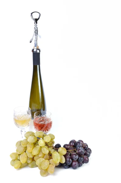 Bottiglia di vino con aperitivo, calici di vino e uva isolata in bianco — Foto Stock