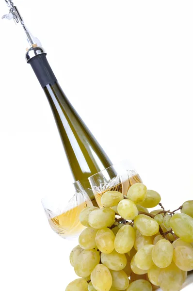 Μπουκάλι κρασί με γλυκασμένα, ποτήρια κρασί και σταφύλια απομονωθεί σε λευκό — Φωτογραφία Αρχείου