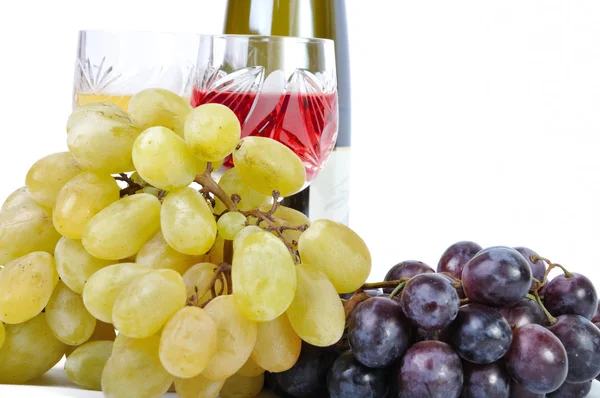 Üveg pohár bor és a szőlő elszigetelt fehér bor — Stock Fotó
