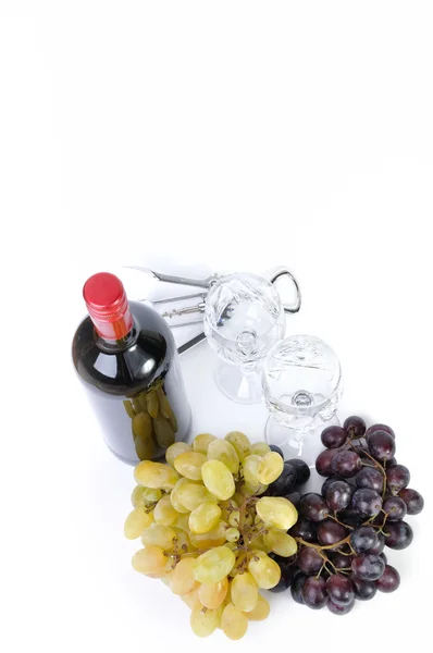 Fles wijn met aperitief, glazen en druiven geïsoleerd in wit — Stockfoto