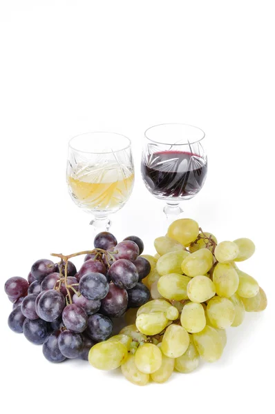 Ποτήρια κρασί με σταφύλια απομονωθεί σε λευκό — Φωτογραφία Αρχείου