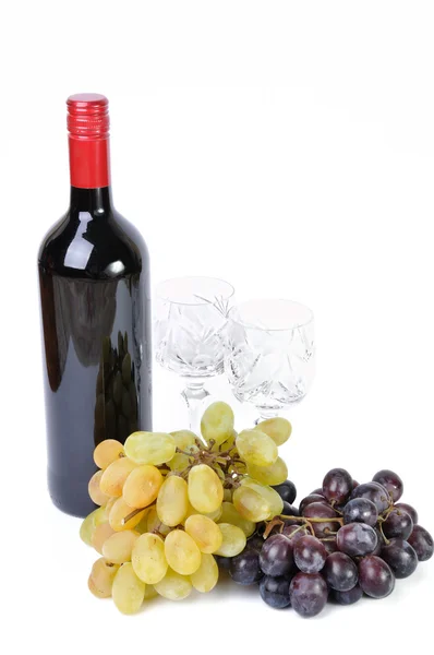 メガネと白で分離されたブドウのワインのボトル — ストック写真