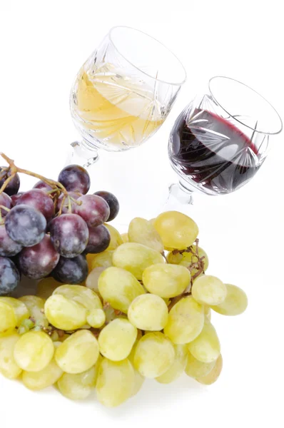 Skleničky vína hroznů izolován v bílém — Stock fotografie