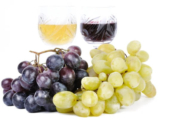 Glazen wijn met druiven geïsoleerd in wit — Stockfoto