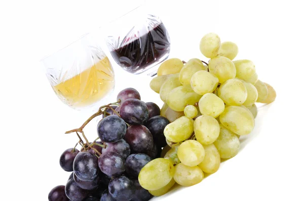 Стаканы вина с виноградом изолированы в белом — стоковое фото