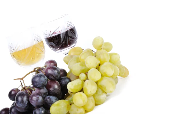 Bicchieri di vino con uve isolate in bianco — Foto Stock