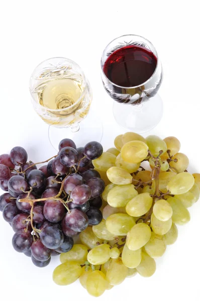 白で分離されたブドウとワインのグラス — ストック写真