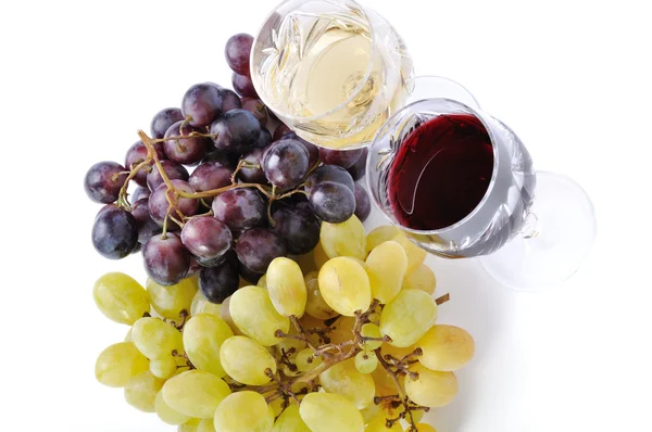 白で分離されたブドウとワインのグラス — ストック写真