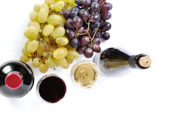 Duas garrafas de vinho com dois copos de vinho e uvas isoladas em branco — Fotografia de Stock