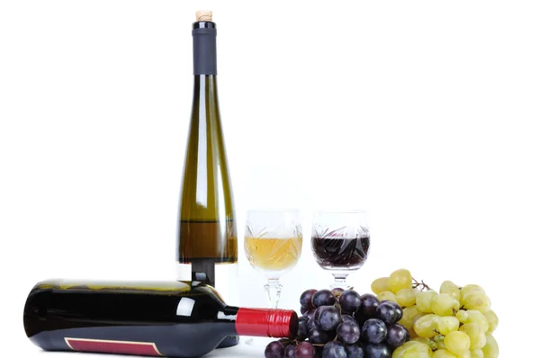 Δύο μπουκάλια κρασί με δύο ποτήρια κρασί και σταφύλια απομονωθεί σε λευκό — Φωτογραφία Αρχείου